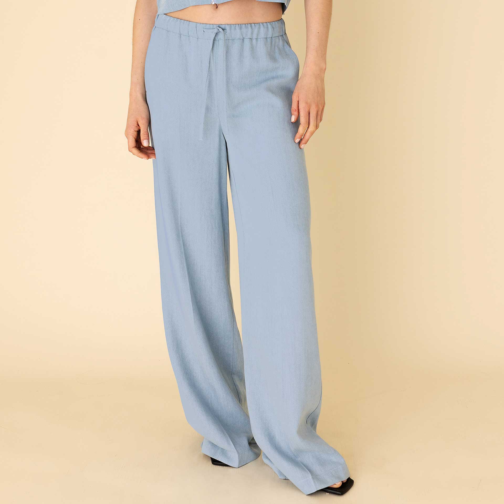 Anna  Broek MessyDenim