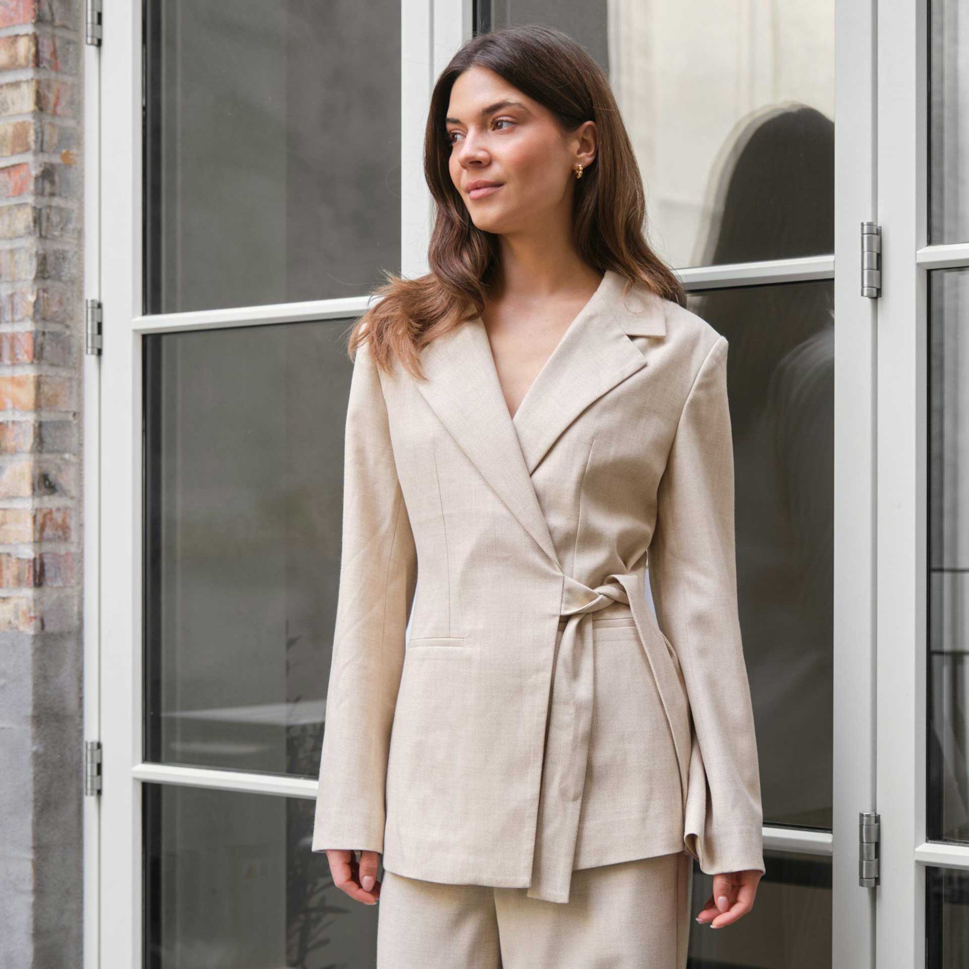 Neo Noir Blazer Carmia